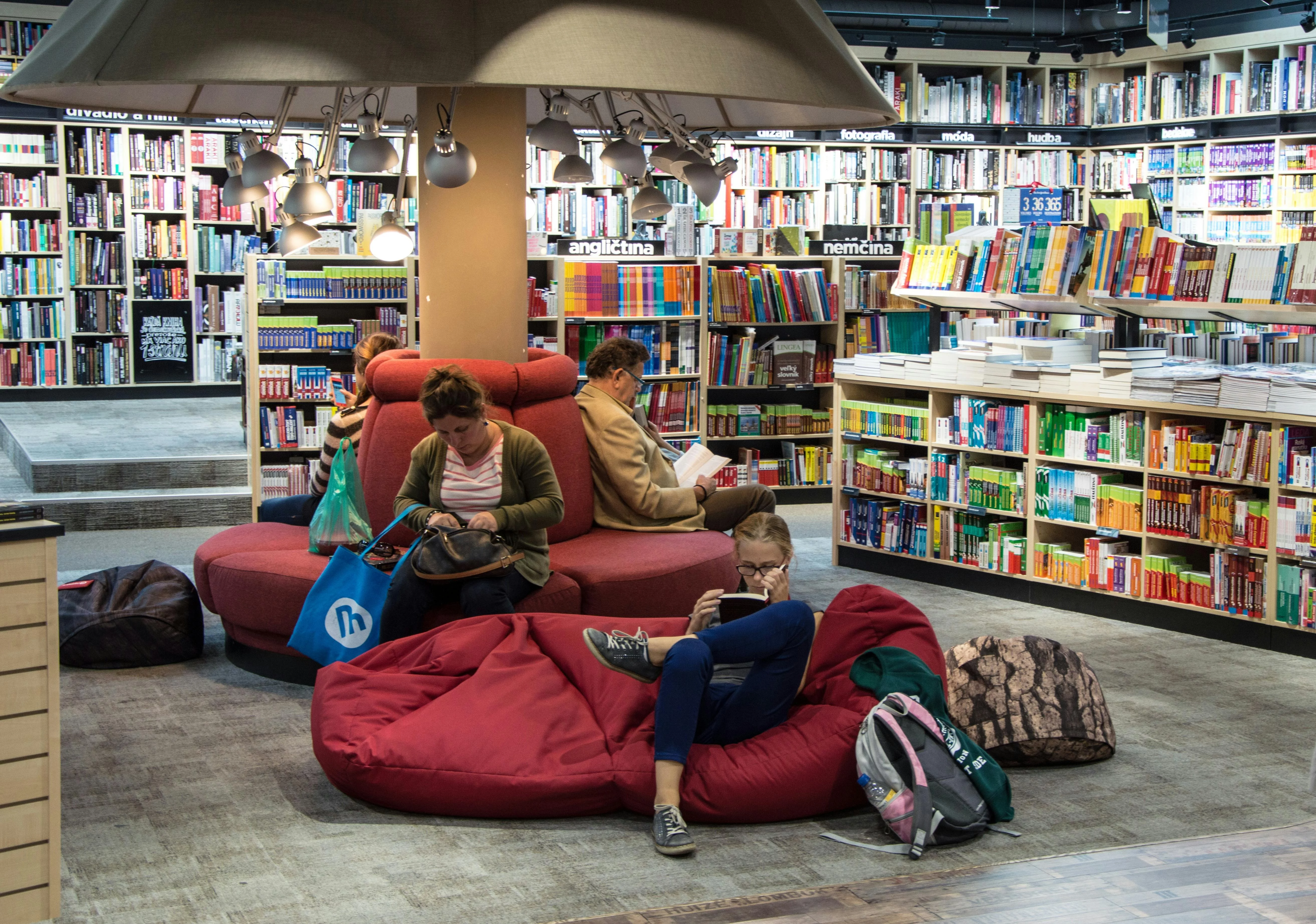 PwC-Studie: Jüngere Generation greift häufiger zum Buch als ältere – Familien entdecken Lesen neu