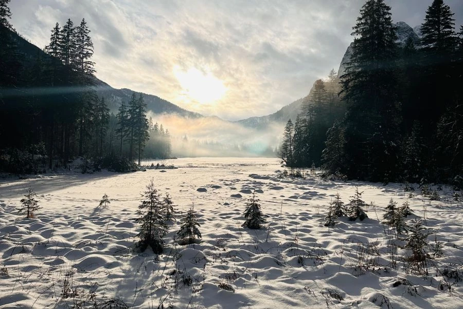 Vom Bergsteigerdorf Ramsau zum Hintersee: Wintertour im Zauberwald